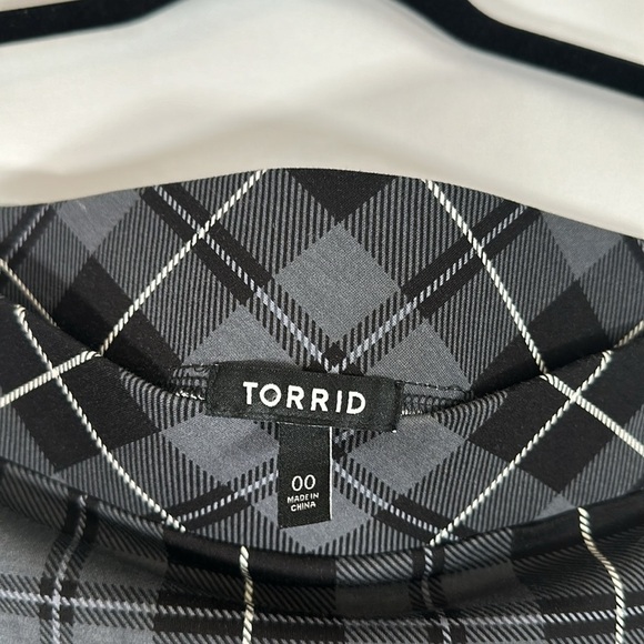 Torrid Black & Grey Plaid Checkered Pencil Skirt - Picture 7 of 7